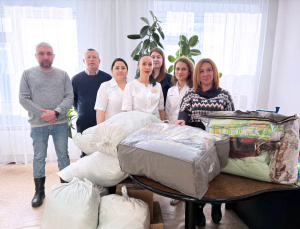 «Теплый привет» из дома. Сотрудники Урайской больницы передали посылки в госпиталь