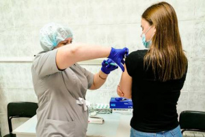В Урайскую больницу поступило около 9 тысяч доз вакцины от гриппа 