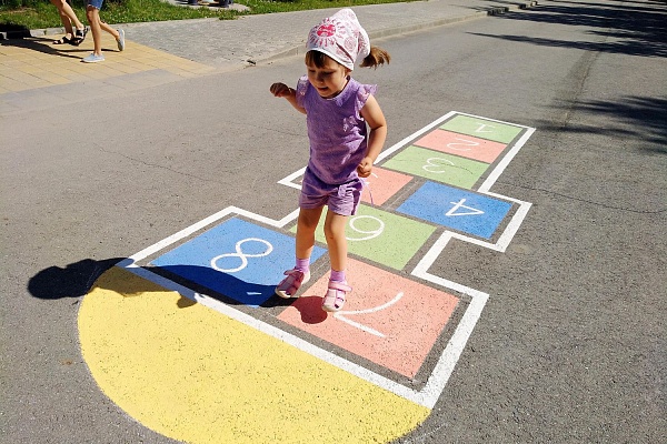 Море цветов, классики и веселый пасечник. В Урайской больнице подвели итоги конкурса на лучшую благоустроенную территорию 