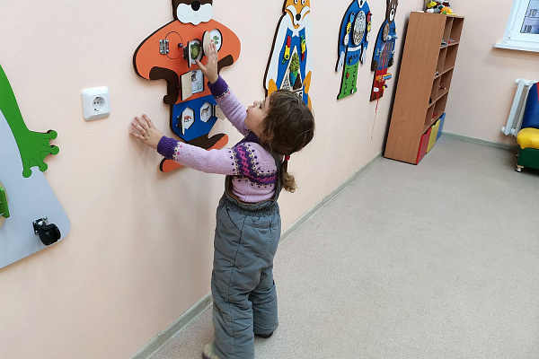 В детской поликлинике Урайской больницы появились яркие развивающие комплексы
