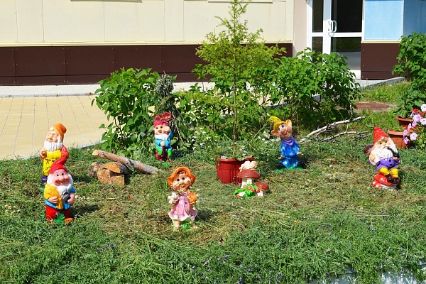 Море цветов, классики и веселый пасечник. В Урайской больнице подвели итоги конкурса на лучшую благоустроенную территорию 