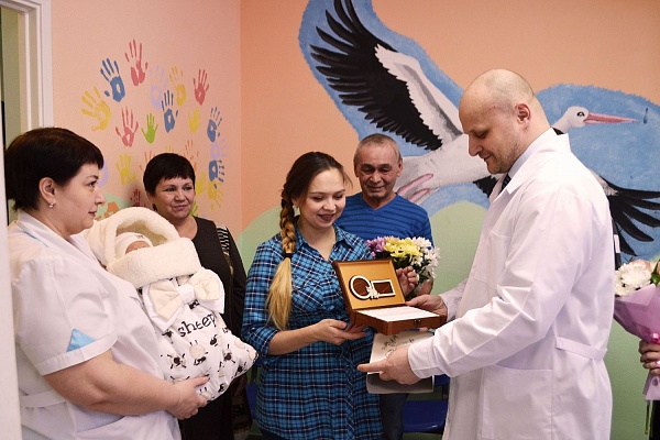 В Урайской больнице вручили первый подарок «Расту в Югре»