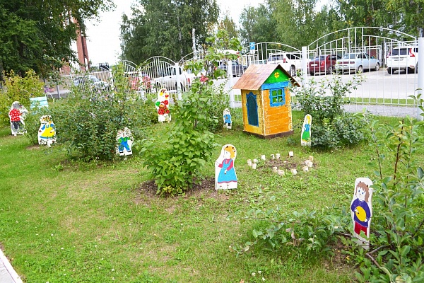 Море цветов, классики и веселый пасечник. В Урайской больнице подвели итоги конкурса на лучшую благоустроенную территорию 