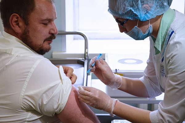 Руководство Урайской больницы одними из первых привились от гриппа