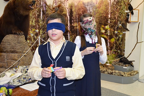 Врач-офтальмолог Урайской больницы провел открытое занятие для учеников начальной школы