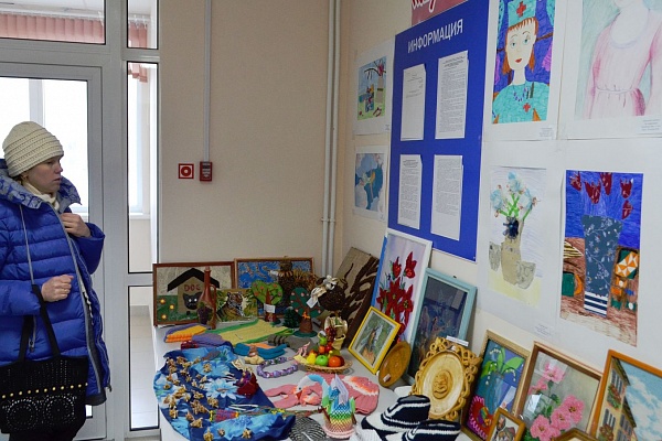 В детской поликлинике Урая прошла творческая выставка медицинских работников