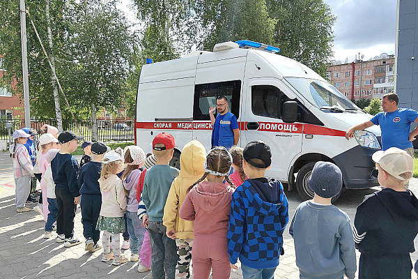 Фельдшер СМП познакомил воспитанников детского сада со своей профессией 