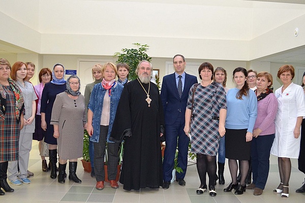 И словом, и делом. В Урайской больнице медперсоналу помогают сестры милосердия