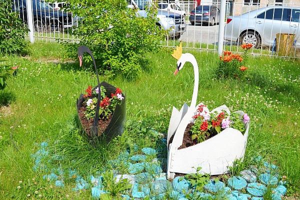 Море цветов, классики и веселый пасечник. В Урайской больнице подвели итоги конкурса на лучшую благоустроенную территорию 