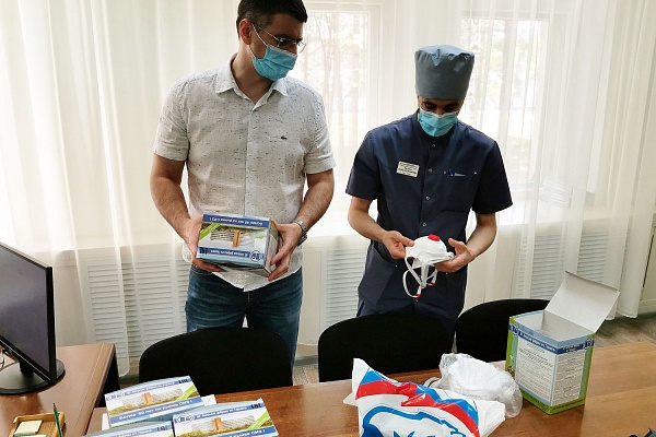 Урайским медикам подарили респираторы