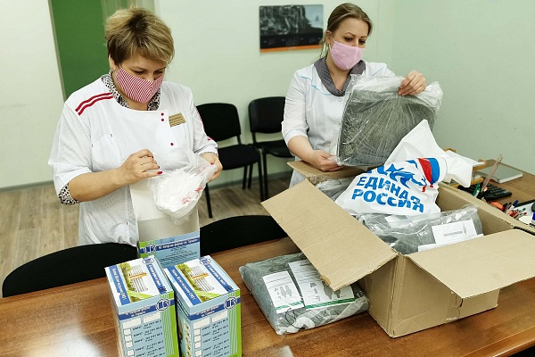 Медики Урайской больницы получили средства индивидуальной защиты от единороссов