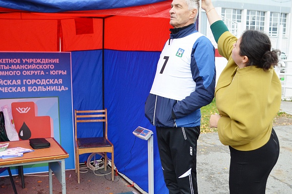 Сотрудники урайского Центра здоровья проверили самочувствие ветеранов