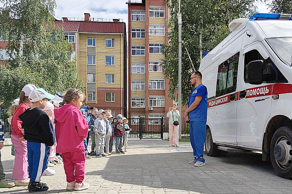 Фельдшер СМП познакомил воспитанников детского сада со своей профессией 