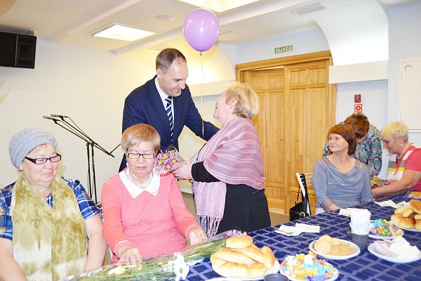 Юбилей, концерт и масса положительных эмоций. Ветераны – медики отметили День пожилого человека