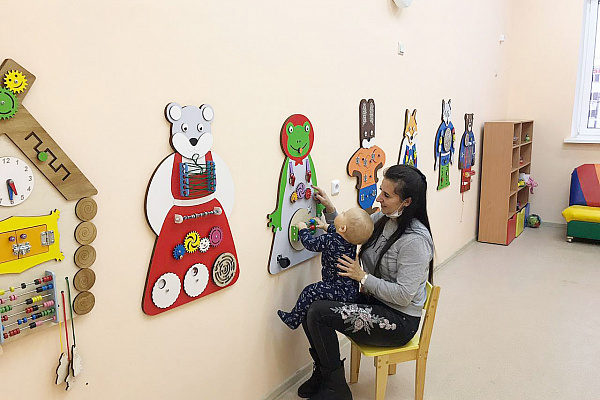 В детской поликлинике Урайской больницы появились яркие развивающие комплексы
