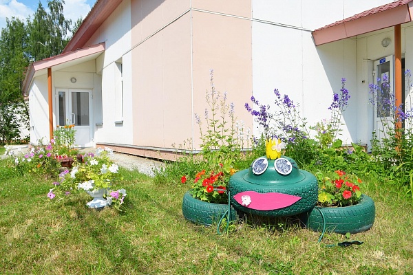 Море цветов, классики и веселый пасечник. В Урайской больнице подвели итоги конкурса на лучшую благоустроенную территорию 