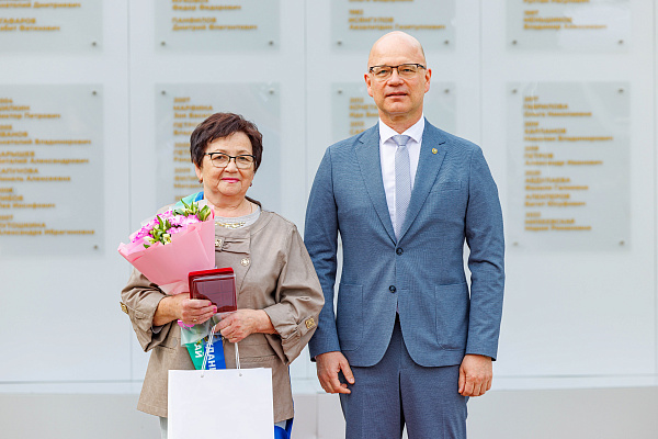 Ветераны и сотрудники Урайской больницы получили заслуженные награды в день рождения города