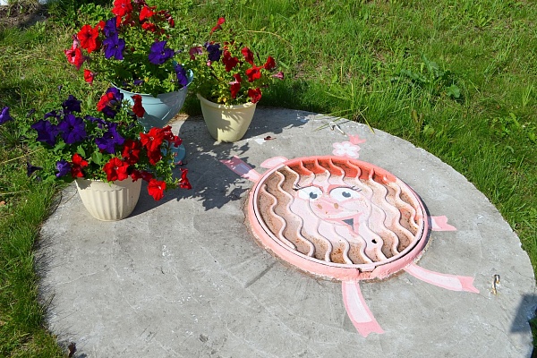 Море цветов, классики и веселый пасечник. В Урайской больнице подвели итоги конкурса на лучшую благоустроенную территорию 