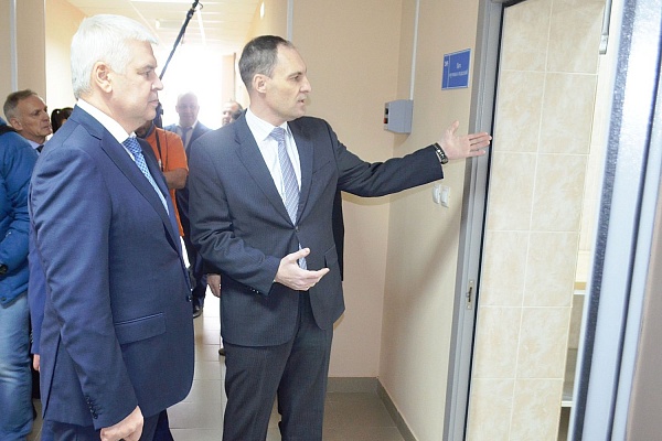 Вице-президент нефтяной компании «Лукойл» побывал на новом объекте Урайской больницы