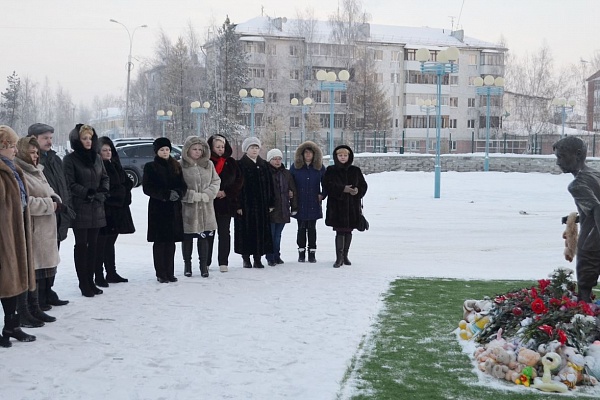 В Урае сотрудники больницы возложили цветы к скульптуре юного спортсмена и почтили минутой молчания жертв автокатастрофы