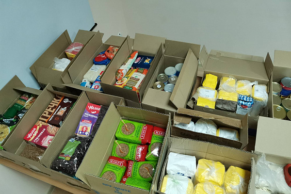 В Урайской больницы собрали 35 коробок гуманитарной помощи 