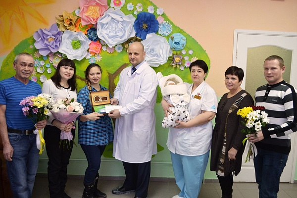 В Урайской больнице вручили первый подарок «Расту в Югре»