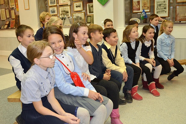 Врач-офтальмолог Урайской больницы провел открытое занятие для учеников начальной школы