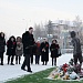 В Урае сотрудники больницы возложили цветы к скульптуре юного спортсмена и почтили минутой молчания жертв автокатастрофы