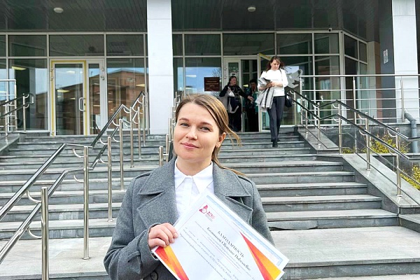 Светлана Калинина, акушерка Урайской больницы, приняла участие в межрегиональном образовательном форуме 