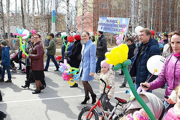 Коллектив Урайской больницы встретил Первомай праздничным шествием