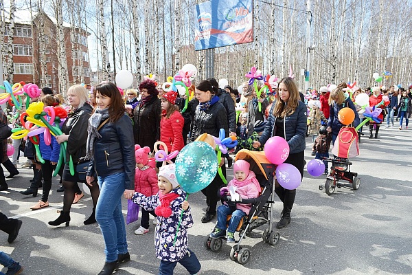 Коллектив Урайской больницы встретил Первомай праздничным шествием